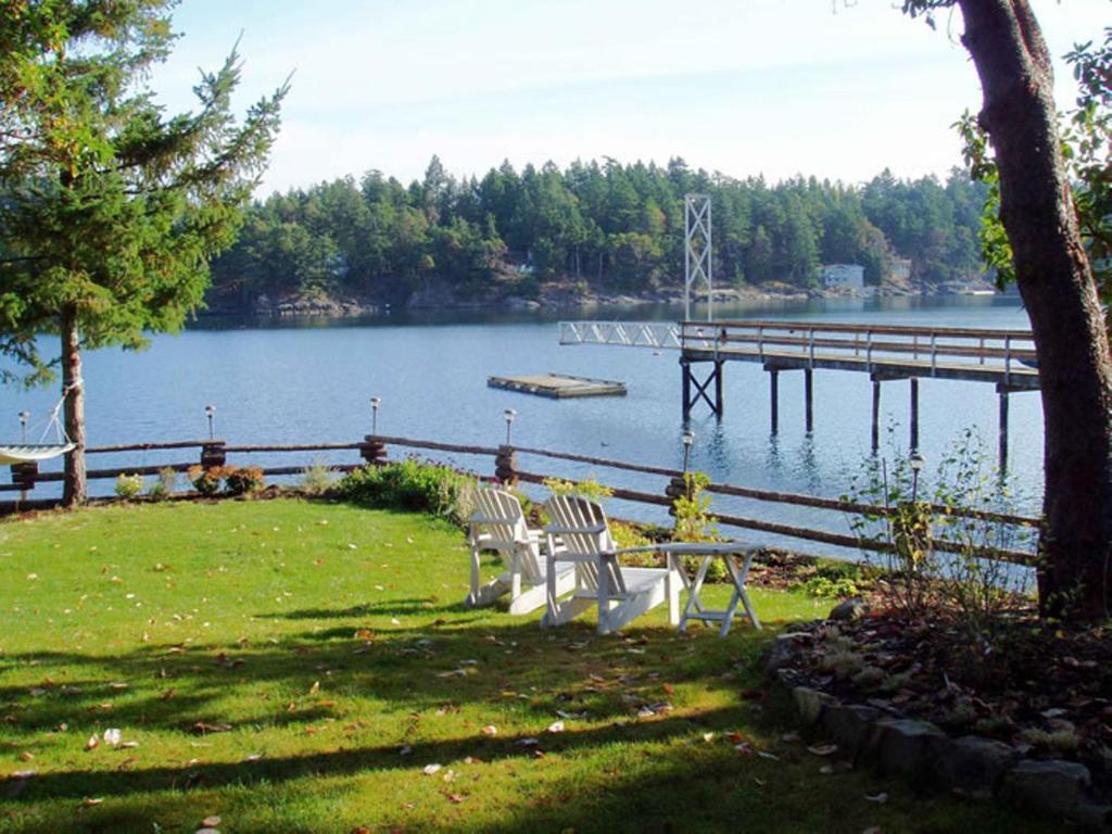 Arbutus Point Oceanfront B And B Long Harbour Екстер'єр фото