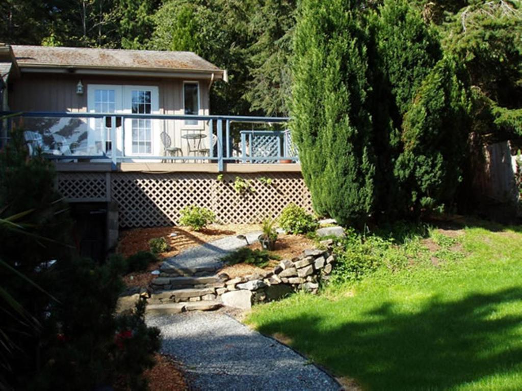 Arbutus Point Oceanfront B And B Long Harbour Номер фото